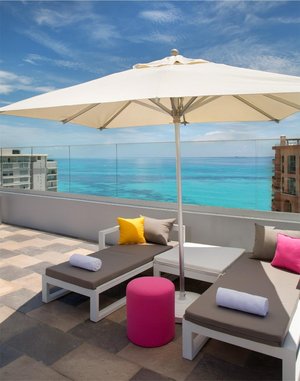Aloft Hotel: Terasse mit Pool